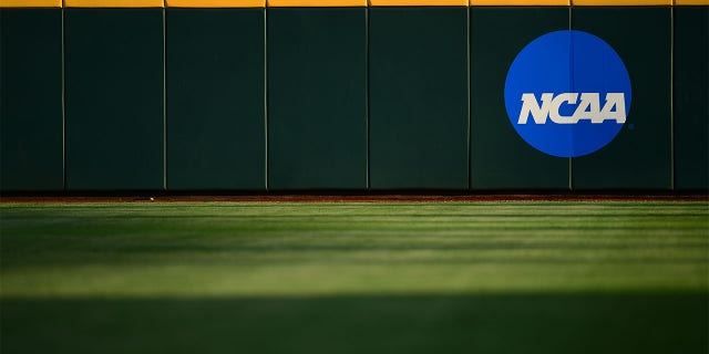 Los Oregon State Beavers se enfrentan a los Arkansas Razorbacks en el Campeonato de Béisbol Masculino de la División I en el TD Ameritrade Park el 28 de junio de 2018 en Omaha, Nebraska. 