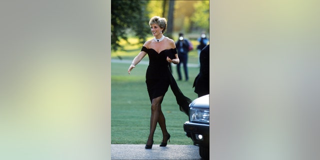 Pada tahun 1994, Putri Diana mengenakan pakaiannya yang terkenal "gaun balas dendam" pada malam yang sama Pangeran Charles mengaku di televisi nasional bahwa dia tidak setia padanya.