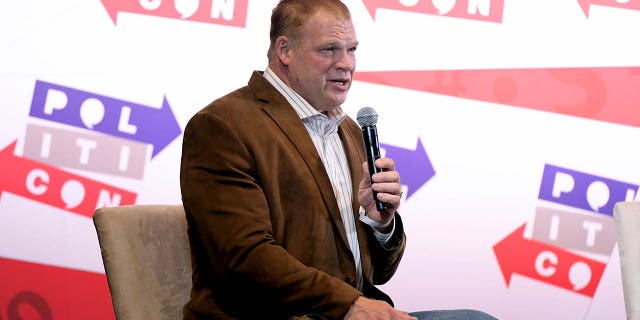 El alcalde Glenn Jacobs habla en el escenario durante el segundo día de Politicon 2019 en el Music City Center el 27 de octubre de 2019 en Nashville, Tennessee.