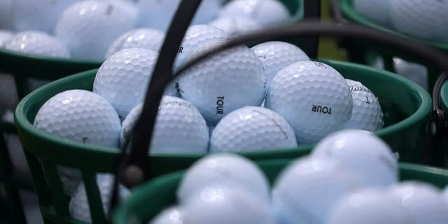 Pelotas de golf en el campo de prácticas del PGA Tour Championship el 25 de agosto de 2022 en East Lake Golf Club en Atlanta, Georgia.
