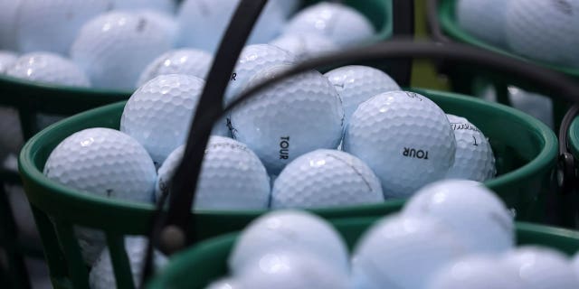 Pelotas de golf en el campo de prácticas del PGA Tour Championship el 25 de agosto de 2022 en East Lake Golf Club en Atlanta, Georgia.