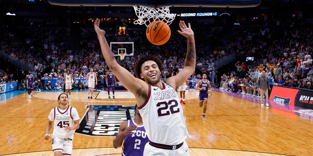 Anton Watson #22 de los Gonzaga Bulldogs clava durante la segunda mitad contra los TCU Horned Frogs en la segunda ronda del Torneo de Baloncesto Masculino de la NCAA en Ball Arena el 19 de marzo de 2023 en Denver, Colorado.