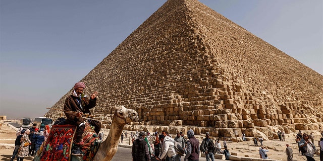 Turis mengunjungi Piramida Agung Khufu di pekuburan Piramida Giza di pinggiran barat daya Kairo, pada 2 Maret 2023.