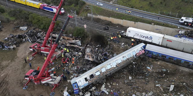 La dimisión del ministro griego de Transportes y el arresto del director de la estación, después de que 57 personas murieran en un accidente de tren directo 4 Bomberos y rescatistas, apoyados por dos grúas, buscan entre los escombros en Tempe el jueves después del choque de un tren.