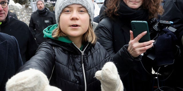 Greta Thunberg recibe un doctorado honorario de la Universidad de Finlandia 4 ARCHIVO: La activista climática Greta Thunberg gesticula al salir del Foro Económico Mundial (FEM) de Davos en Davos, Suiza, el 19 de enero de 2023.