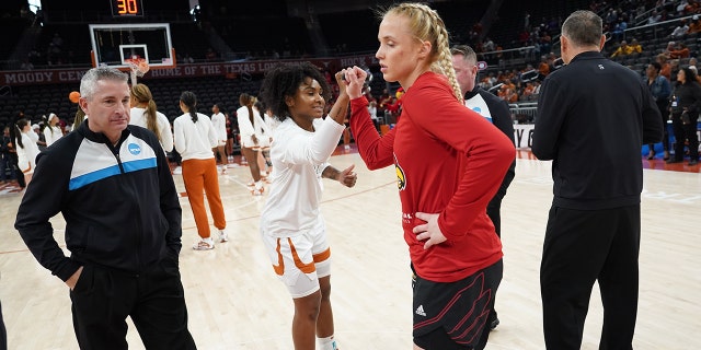 Rory Harmon de los Texas Longhorns, centro izquierda, y Hailey Van Lith de los Louisville Cardinals, centro derecha, chocan los puños durante la segunda ronda del Torneo Femenino de la NCAA 2023 en el Moody Center el 20 de marzo de 2023 en Austin, Texas.