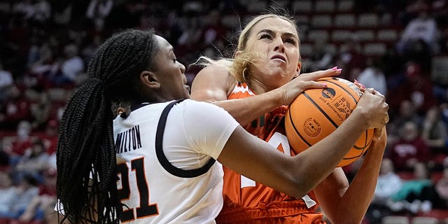 Haley Cavinder, #14, de Miami, es defendida por Terryn Milton, #21, de Oklahoma State, en la primera mitad de un partido de baloncesto universitario de primera ronda en el Torneo Femenino de la NCAA el sábado 18 de marzo de 2023, en Bloomington, Indiana.