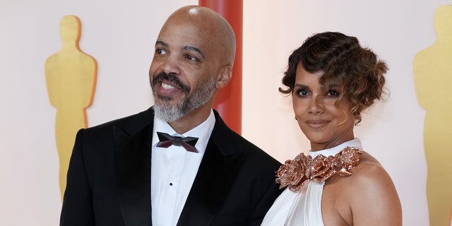 Halle Berry and boyfriend Van Hunt stayed close together at the Academy Awards.