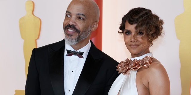 Halle Berry and boyfriend Van Hunt stayed close together at the Academy Awards.