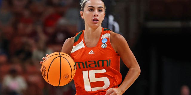 La número 15 de los Huracanes de Miami, Hanna Cavinder, lleva el balón campo abajo durante la primera mitad contra los Villanova Wildcats en la ronda Sweet 16 del Torneo de Baloncesto Femenino de la NCAA en Bon Secours Wellness Arena el 24 de marzo de 2023 en Greenville, Carolina del Sur.