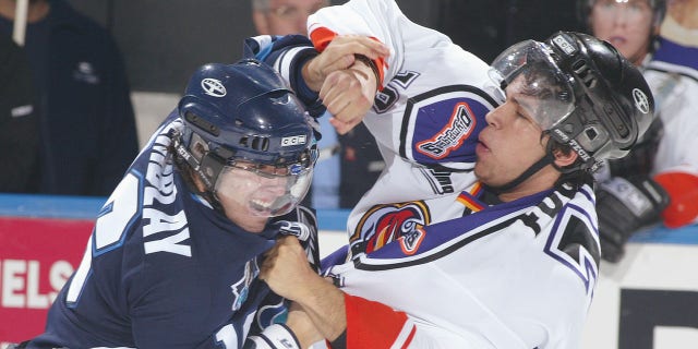 Erick Tremblay de Rimouski Oceanique, a la izquierda, lucha contra Nick Fugere de Gatineau Olympiques durante un partido de la Major Junior Hockey League de Quebec en Robert Guertin Arena el 13 de noviembre de 2004, en Gatineau, Quebec, Canadá.