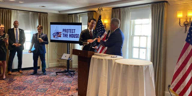 Perwakilan Republik California Will Kiley menerima cek dari McCarthy.