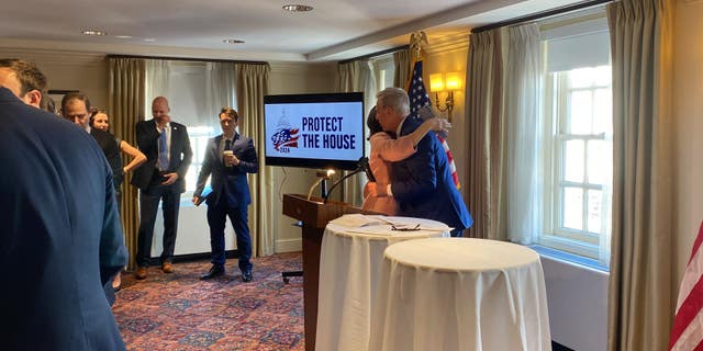 Perwakilan Michelle Steel, R-Calif., memeluk McCarthy setelah diberikan ceknya.