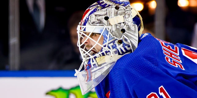 El portero de los New York Rangers, Igor Shesterkin (31), aparece en la foto durante el primer período de un partido de la Liga Nacional de Hockey entre los Washington Capitals y los New York Rangers el 14 de marzo de 2023 en el Madison Square Garden de Nueva York, Nueva York.