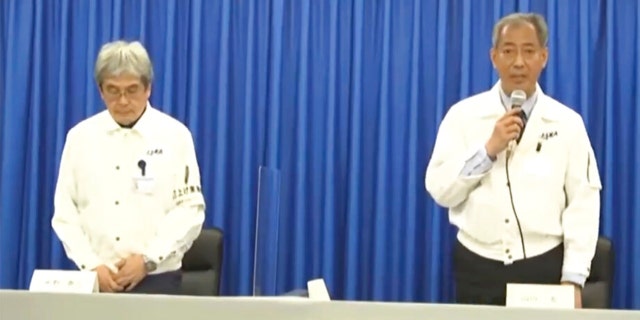 Hiroshi Yamakawa, président de JAXA, avec Yasuhiro Funo, directeur de la mise en œuvre du lancement, prennent la parole lors d'une conférence de presse en ligne au Japon le mardi 7 mars 2023.
