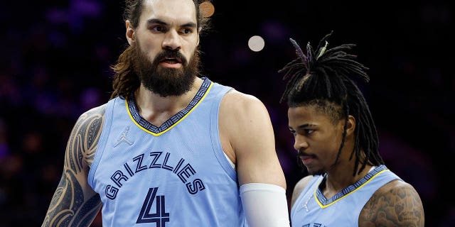 Steven Adams #4 mira contra los 76ers de Filadelfia en el Wells Fargo Center el 31 de enero de 2022 en Filadelfia, Pensilvania.