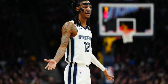 El escolta de los Memphis Grizzlies, Ja Morant, reacciona a una falta durante un partido de los Nuggets en el Ball Arena el 3 de marzo de 2023 en Denver.