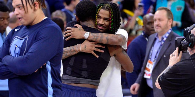 El portero de los Grizzlies, Ja Morant, abraza al portero de los Dallas Mavericks, Kyrie Irving, después de su partido del lunes 20 de marzo de 2023 en Memphis.