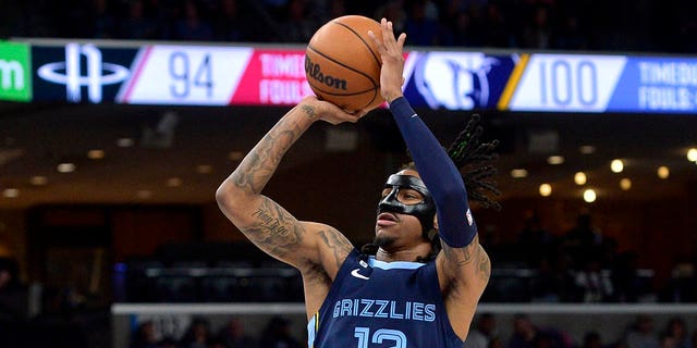 El guardia de los Grizzlies de Memphis, Ja Morant, #12, dispara el balón en la segunda mitad de un partido de baloncesto de la NBA contra los Rockets de Houston el miércoles 22 de marzo de 2023 en Memphis, Tennessee.
