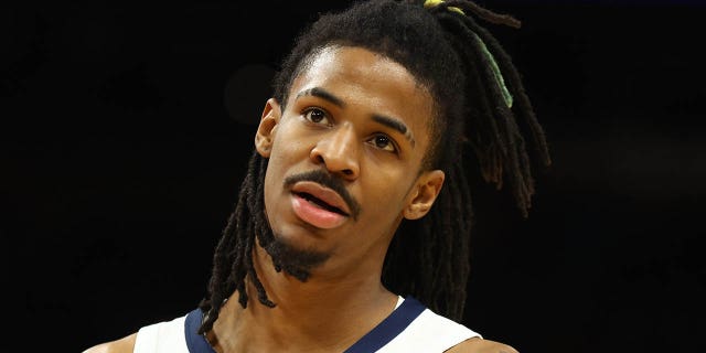 Ja Morant de los Memphis Grizzlies protege contra los Suns en el Footprint Center en Phoenix, Arizona, el 22 de enero de 2023.