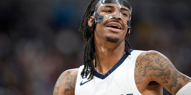 El escolta de los Memphis Grizzlies, Ja Morant, observa desde el banco durante la segunda mitad de un partido de los Nuggets el viernes 3 de marzo de 2023 en Denver.