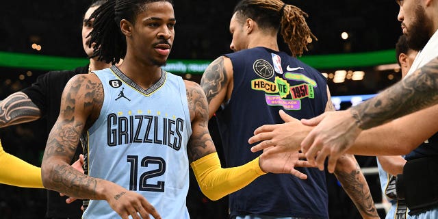 Ja Morant de los Memphis Grizzlies choca los cinco con sus compañeros de equipo durante un tiempo muerto en el juego de los Celtics en el TD Garden el 12 de febrero de 2023 en Boston.