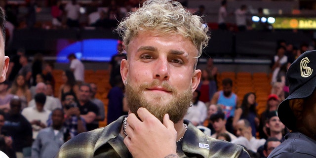 Jake Paul asiste a un partido entre los Cleveland Cavaliers y los Miami Heat en el Miami-Dade Arena el 8 de marzo de 2023 en Miami, Florida.