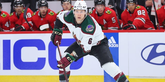 Jakob Chychrun de Arizona Coyotes patina con el disco contra los Chicago Blackhawks durante el primer período en el United Center el 10 de febrero de 2023 en Chicago.