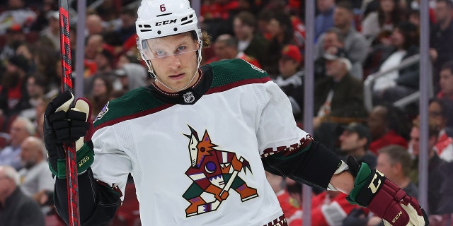 Jakob Chychrun de los Arizona Coyotes contra los Chicago Blackhawks en el primer período en el United Center el 10 de febrero de 2023 en Chicago.