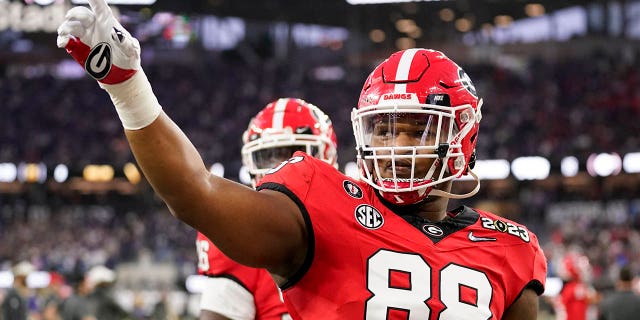 ARCHIVO - El liniero defensivo de Georgia, Jalen Carter (88), saluda a la multitud antes del partido de playoffs del Campeonato Nacional de Fútbol Universitario de la NCAA entre Georgia y TCU el lunes 9 de enero de 2023 en Inglewood, California.