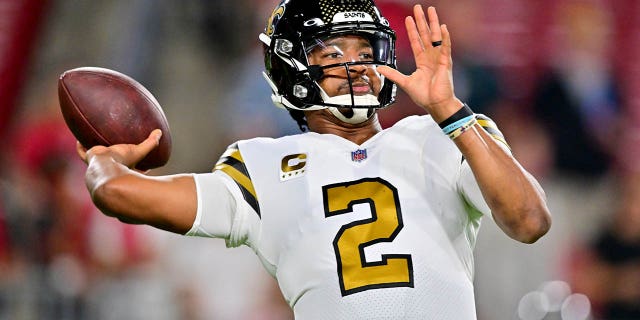Jameis Winston dei New Orleans Saints si riscalda per la partita dei Buccaneers al Raymond James Stadium il 5 dicembre 2022 a Tampa, in Florida.