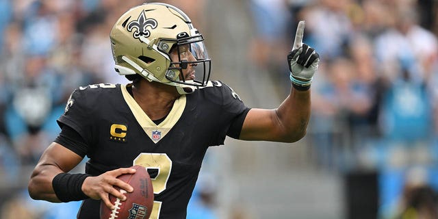 Jameis Winston of the New Orleans Saints faces the Panthers at Bank of America Stadium on September 25, 2022 in Charlotte, North Carolina.