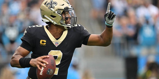 Jameis Winston of the New Orleans Saints faces the Panthers at Bank of America Stadium on September 25, 2022 in Charlotte, North Carolina.