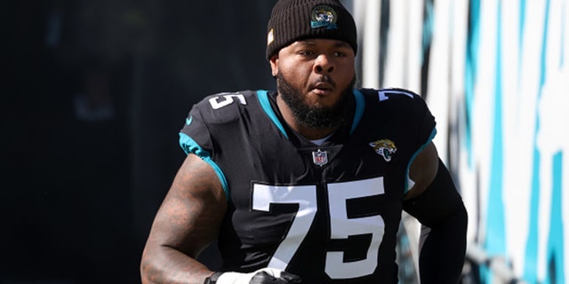 Jawaan Taylorit #75 Jacksonville Jaguarsist tutvustatakse 18. detsembril 2022 Floridas Jacksonville'is TIAA BANK staadionil Dallas Cowboysi vastu.