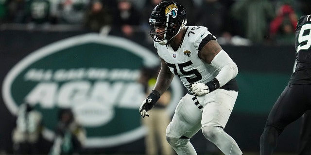 Jawaan Taylor #75 de los Jacksonville Jaguars defiende contra los New York Jets en el MetLife Stadium el 22 de diciembre de 2022 en East Rutherford, Nueva Jersey.