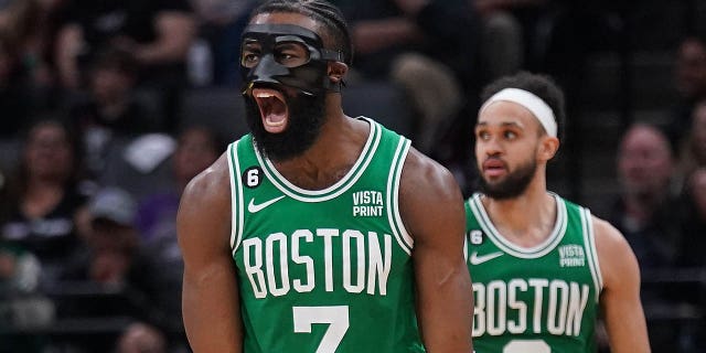 Unogada we-Boston Celtics u-Jaylen Brown uphendula ngekota yesine yomdlalo bebhekene ne-Sacramento Kings e-Golden 1 Center e-Sacramento, e-California, ngoLwesibili.