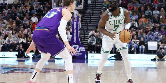 Unogada weBoston Celtics uJaylen Brown ubheke ukushayela umgadli we-Utah Jazz u-Lauri Markkanen kwikota yokuqala yomdlalo e-Vivint Arena e-Salt Lake City ngoMgqibelo.