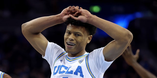 Jaylen Clark #0 de UCLA Bruins reacciona a una segunda mitad de juego contra Stanford Cardinal en UCLA Pauley Pavilion el 16 de febrero de 2023 en Los Ángeles, California.