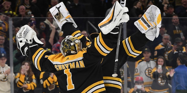 Jeremy Swaiman, No. 1, y Linus Ullmark, No. 35 de los Boston Bruins celebran la victoria sobre los Buffalo Sabres en el TD Garden el 2 de marzo de 2023 en Boston.