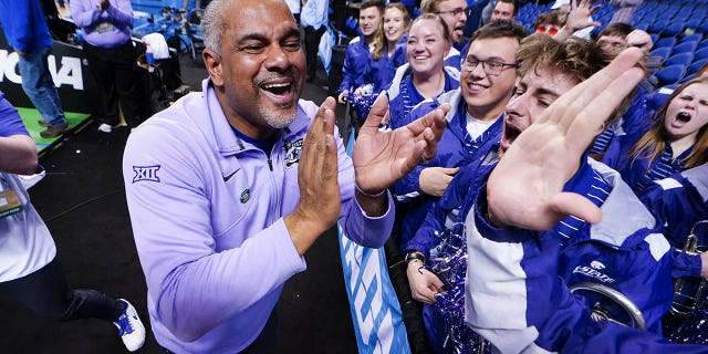 El entrenador en jefe de Kansas State, Jerome Tang, celebra con los miembros del equipo de porristas después de derrotar a Kentucky en un juego de baloncesto universitario de segunda ronda del Torneo de la NCAA el domingo 19 de marzo de 2023 en Greensboro, Carolina del Norte.