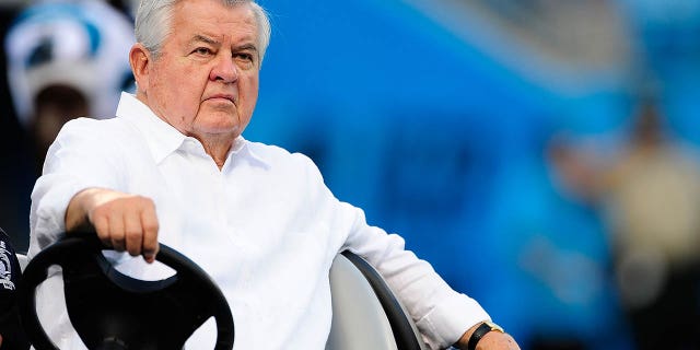 El propietario Jerry Richardson de los Carolina Panthers antes de un partido contra los Pittsburgh Steelers durante un partido de pretemporada de la NFL en el Bank of America Stadium el 29 de agosto de 2013 en Charlotte, Carolina del Norte. 