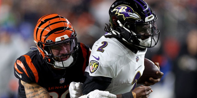 Jessie Bates III #30 dari Cincinnati Bengals menjegal Tyler Huntley #2 dari Baltimore Ravens selama kuarter keempat dalam pertandingan playoff AFC Wild Card di Stadion Paycor pada 15 Januari 2023 di Cincinnati, Ohio.