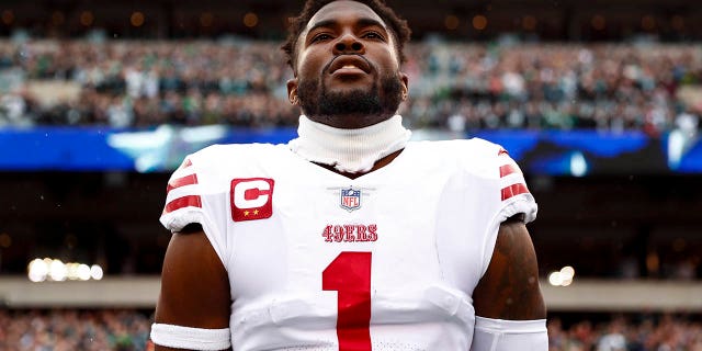 El No. 1 de los San Francisco 49ers, Jimmie Ward, permanece al margen durante el himno nacional antes del partido de fútbol americano de la NFL por el Campeonato de la NFC contra los Philadelphia Eagles en el Lincoln Financial Field el 29 de enero de 2023 en Filadelfia.