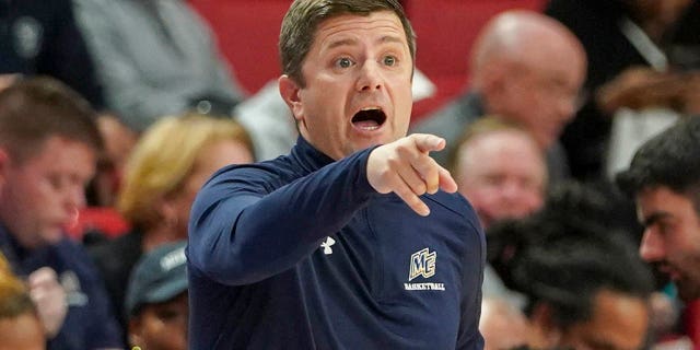 El entrenador en jefe de los Merrimack Warriors, Joe Gallo, durante el partido contra St. John's Red Storm en el Carnesecca Arena el 7 de noviembre de 2022 en Queens, Nueva York.