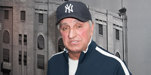 El ex Yankee de Nueva York, Joe Pepito, asistió a la conferencia de prensa para anunciar la subasta del contrato de Mickey Mantle para ayudar al Fondo de Ayuda del Huracán Sandy de Nueva Jersey en el Museo y Museo Yogi Berra. amperio; amperio; amperio; amperio; amperio; amperio; Centro de aprendizaje el 29 de abril de 2013 en Montclair, Nueva Jersey.