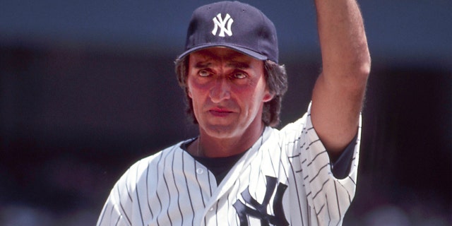 El jugador de los Yankees de Nueva York, Joe Pepito, honra a la multitud durante el juego en el Día anual de los veteranos en el Yankee Stadium el 11 de julio de 1992 en Nueva York, Estados Unidos.