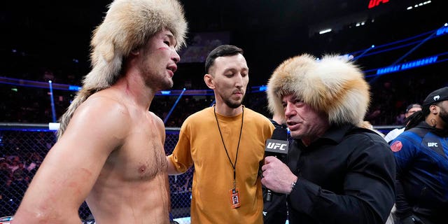 Shavkat Rakhmonov de Uzbekistán habla con Joe Rogan en una pelea de peso welter en UFC 285 en T-Mobile Arena el 4 de marzo de 2023 en Las Vegas.