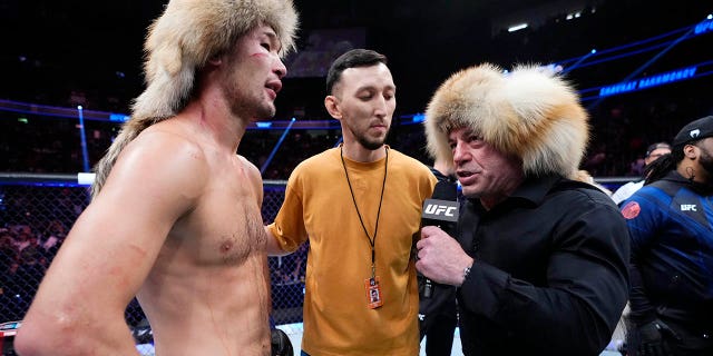 Shavkat Rakhmonov de Uzbekistán habla con Joe Rogan en una pelea de peso welter en UFC 285 en T-Mobile Arena el 4 de marzo de 2023 en Las Vegas.