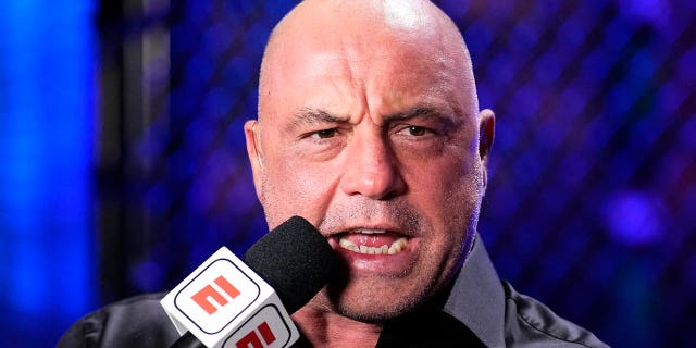 Joe Rogan presenta la transmisión durante el evento UFC 281 en el Madison Square Garden el 12 de noviembre de 2022 en la ciudad de Nueva York.