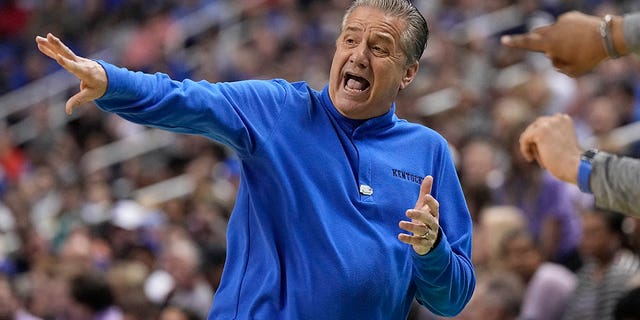 El entrenador en jefe de Kentucky, John Calipari, grita durante la primera mitad de un partido de baloncesto universitario de segunda ronda contra Kansas State en el Torneo de la NCAA el domingo, 19 de marzo de 2023, en Greensboro, Carolina del Norte.